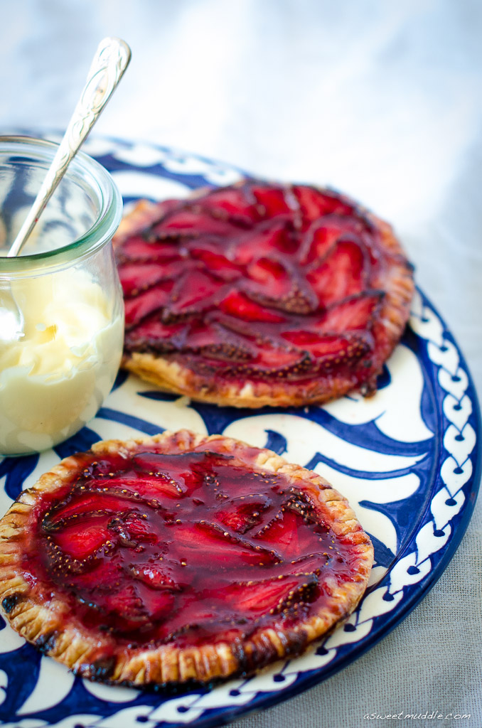 Strawberry_galettes_with_cream_1